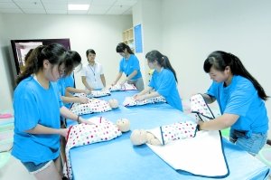 昨日，學(xué)生們正在進(jìn)行給嬰兒穿衣服的訓(xùn)練。