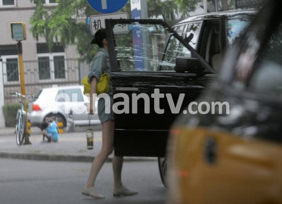王菲女王范兒攜夫會友 李亞鵬被曝結(jié)婚七年難養(yǎng)家