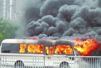 豐田考斯特線路短路致火災 濃煙滾滾燒成空殼