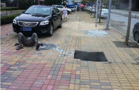 男子走路跌進(jìn)熱力井全身65%燙傷 成黑炭現(xiàn)場慘烈