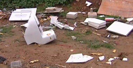 青島中南世紀城物業(yè)變悍匪打砸業(yè)主門頭 20人破窗而入 青島中南世紀城物業(yè)變悍匪打砸業(yè)主門頭 20人破窗而入