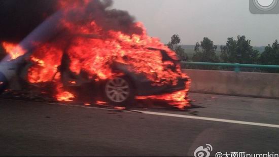 G20高速即墨段車輛自燃 無(wú)人傷亡