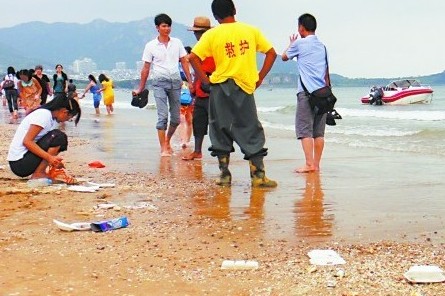 青島海水浴場衛(wèi)生條件差 價格亂設(shè)施不完善