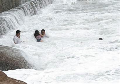 臺風(fēng)達維巨浪中青島3勇士搏命救女子
