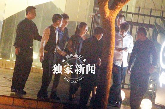 馮小剛王晶等出席聚會 黃曉明被簇?fù)戆⒀怕断慵? hspace=