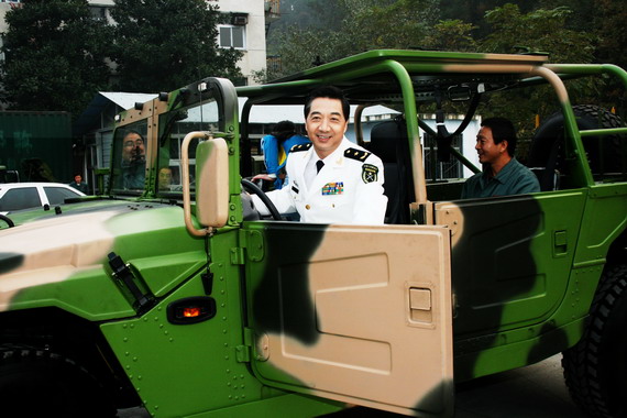 資料圖：張召忠現(xiàn)場(chǎng)乘坐解放軍“猛士”越野車(chē)。