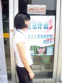 青島街邊超50處商戶設(shè)休息點(diǎn)邀環(huán)衛(wèi)工進(jìn)門歇腳 青島街邊超50處商戶設(shè)休息點(diǎn)邀環(huán)衛(wèi)工進(jìn)門歇腳
