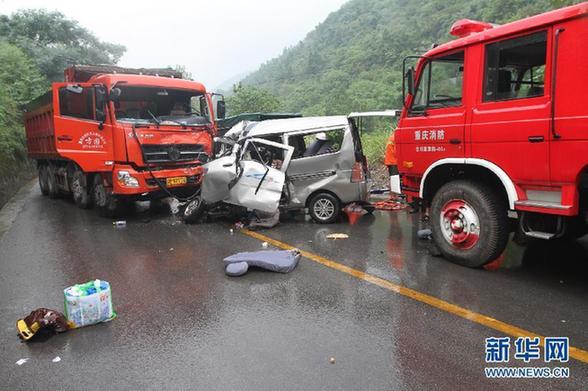 重慶嚴重交通事故12人死亡 微面前端擠成薄片