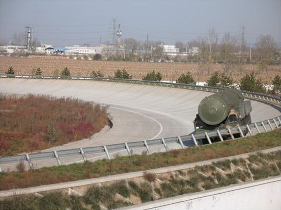 資料圖：解放軍某種未知型號的機(jī)動式導(dǎo)彈發(fā)射車試車，外界推測這就是DF-41洲際導(dǎo)彈系統(tǒng)使用的底盤