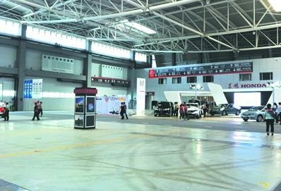青島國(guó)際豪車展坑苦車迷 花30元只看到水泥地