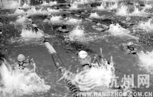 由于夏天游泳人數(shù)過多，有些游泳館限定進(jìn)場(chǎng)人數(shù)。攝影 韓丹