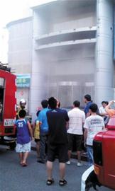 遼寧路中新大廈起火濃煙漫天 4消防車(chē)緊急救援