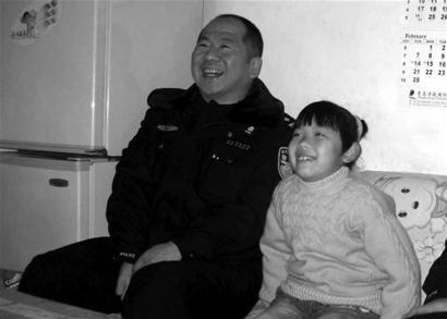 青島李村交警王修盛被轎車撞飛30米犧牲 最后時(shí)刻讓戰(zhàn)友閃開