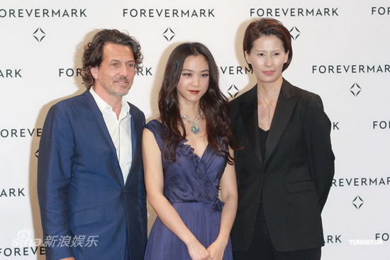 湯唯低胸裙露深V艷壓全場