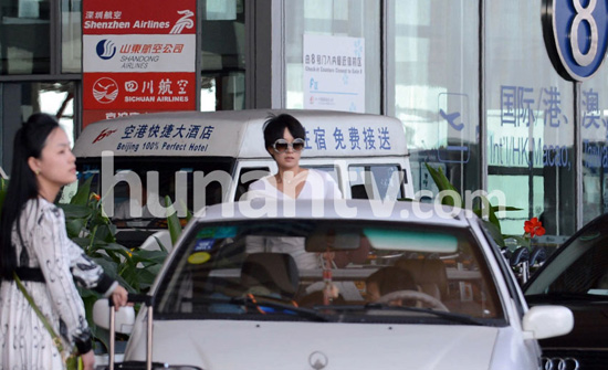 馬伊琍休閑裝回京文章接機(jī) 夫妻恩愛會友秀親昵
