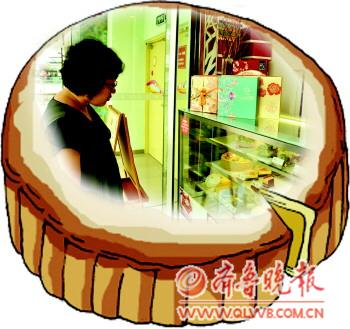 甜品店柜臺(tái)上精致的月餅禮盒引來顧客駐足觀看。