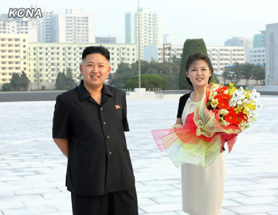 金正恩夫婦結束視察 歸途中瞻仰金日成金正日銅像