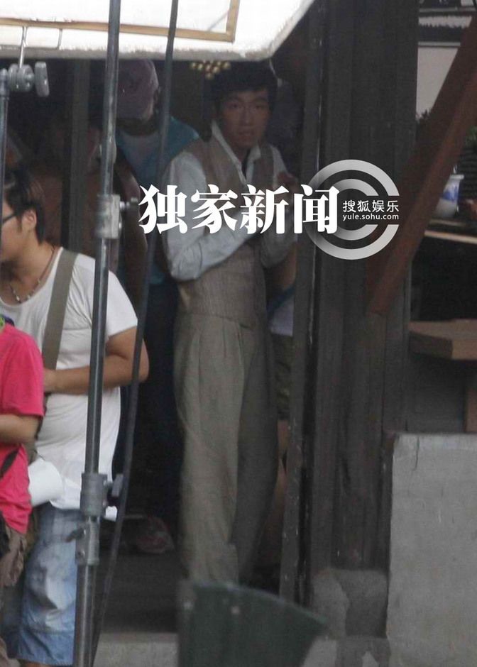 俞灝明穿彈力衣復(fù)出拍戲 《春天》片場正面照曝光
