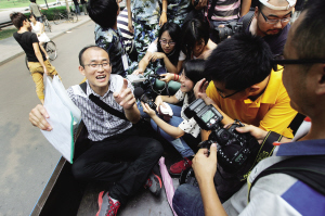 “保安哥”乘車去宿舍也被媒體包圍。