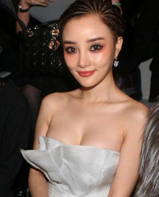 李小璐高清懷孕照 被賈乃亮吻腳 網(wǎng)友贊五官無死角