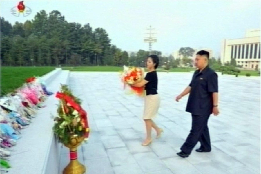 金正恩夫妻向金日成及金正日銅像獻花