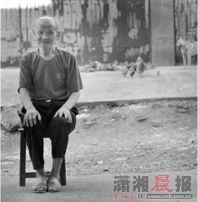 2012年6月28日,因?yàn)榍耙惶焖ち艘货?89歲的蔣梅初坐在凳子上讓記者為他拍照。