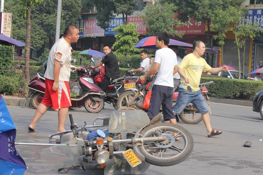 湖南婁底兩摩托車相撞 車主互毆