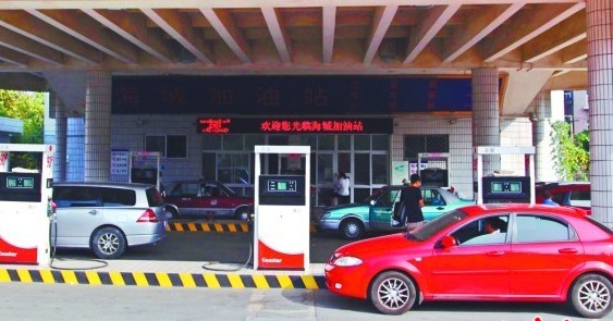 南京路一民營加油站油價(jià)有優(yōu)惠，不少車輛正在加油。