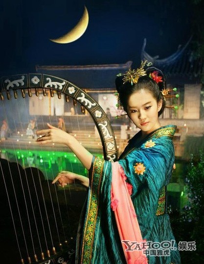 劉亦菲這樣子的裝扮很少見，卻很深刻。