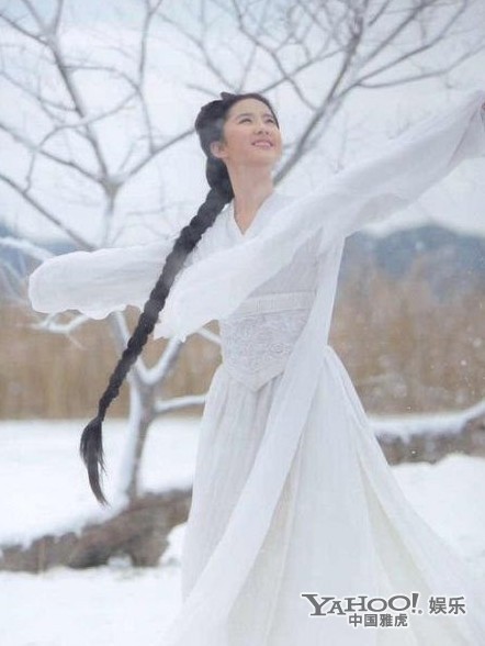 神雕俠侶——小龍女，劉亦菲小龍女的飄飄欲仙正好滿足了張紀(jì)中對鼓風(fēng)機(jī)的熱愛張紀(jì)中全劇真是不遺余力的把鼓風(fēng)機(jī)的作用發(fā)揮到淋漓極致私以為劉亦菲的小龍女看靜態(tài)的照片比動(dòng)態(tài)更有意境