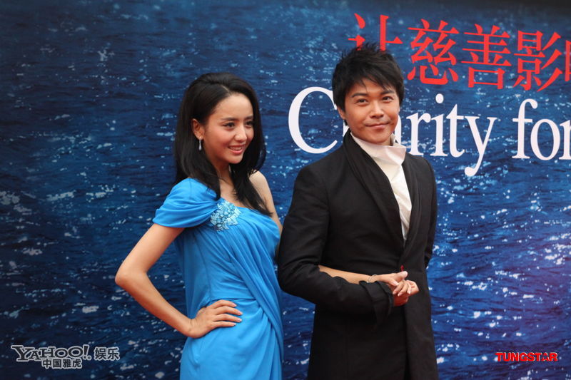 9月1日晚，芭莎明星慈善夜在北京798藝術(shù)中心舉行。李晨張馨予甜蜜牽手，戀情曝光后正式公開(kāi)亮相。