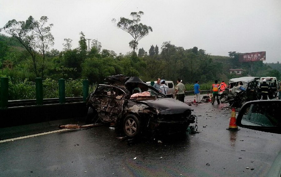 一家7口送大學新生報到遇車禍 致5人死亡
