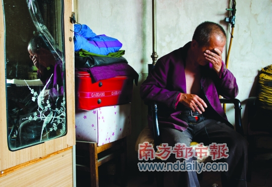 遇害城管中隊(duì)長(zhǎng)申凱的父親說(shuō)起兒子被夏俊峰刺死時(shí)十分悲傷。南都記者盧斌 攝