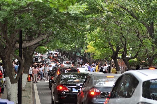 青島百萬中小學生今開學 私家車堵癱馬路