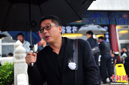 陶偉追悼會(huì)現(xiàn)場直擊 生前好友眾球迷雨中送別