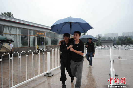 陶偉追悼會(huì)現(xiàn)場(chǎng)直擊 生前好友眾球迷雨中送別