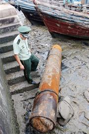 青島小關(guān)島海面驚現(xiàn)巨型魚(yú)雷 漁民拖回岸邊