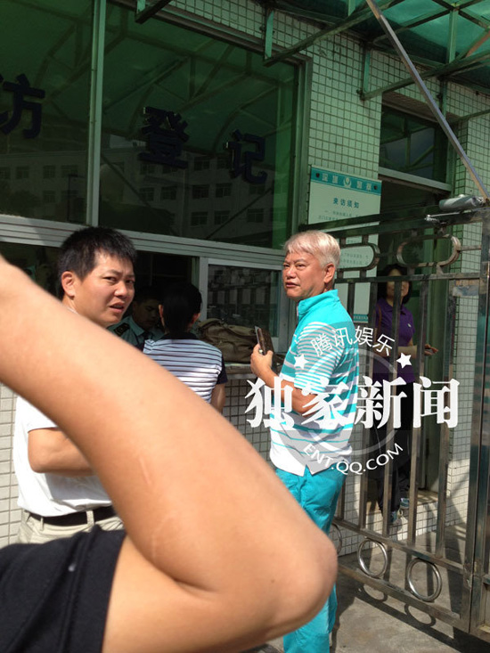 今日上午9點(diǎn)20分左右，陳百祥現(xiàn)身深圳市公安局經(jīng)濟(jì)犯罪偵查局