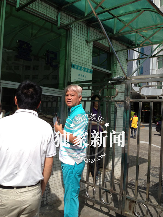 今日上午9點20分左右，陳百祥現(xiàn)身深圳市公安局經(jīng)濟犯罪偵查局