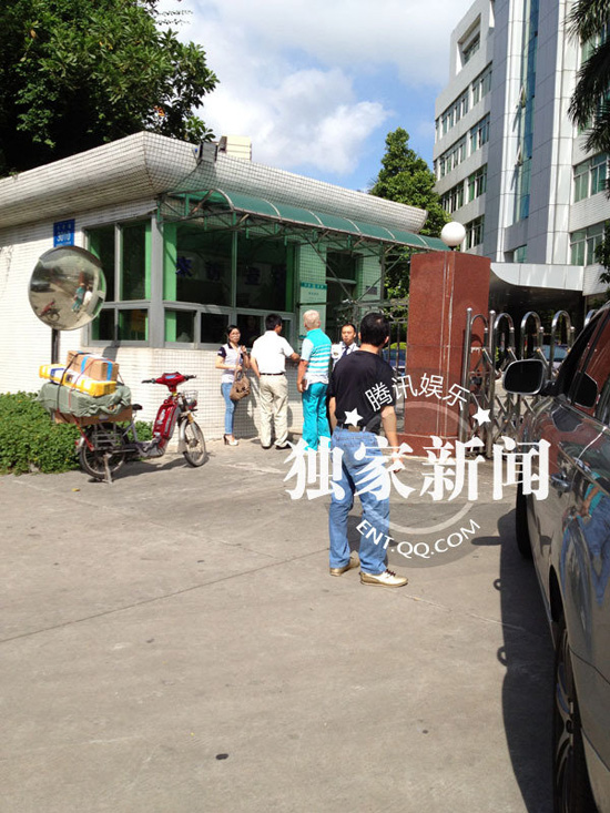 今日上午9點(diǎn)20分左右，陳百祥現(xiàn)身深圳市公安局經(jīng)濟(jì)犯罪偵查局