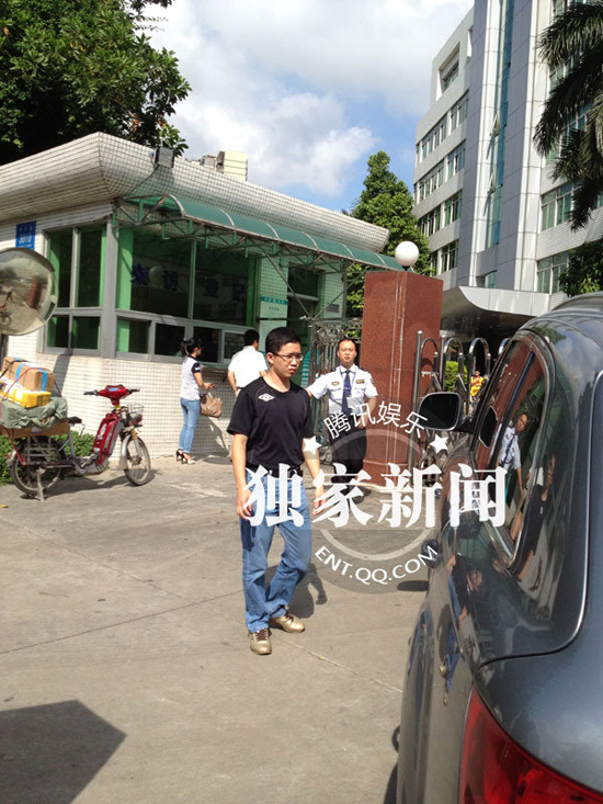 今日上午9點20分左右，陳百祥現(xiàn)身深圳市公安局經(jīng)濟犯罪偵查局