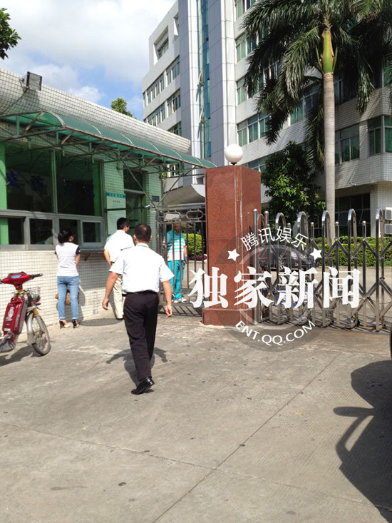 今日上午9點20分左右，陳百祥現(xiàn)身深圳市公安局經(jīng)濟犯罪偵查局