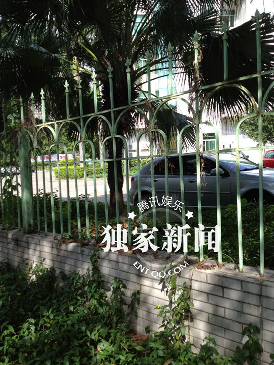 今日上午9點20分左右，陳百祥現(xiàn)身深圳市公安局經(jīng)濟犯罪偵查局