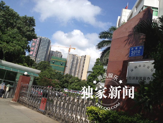 今日上午9點(diǎn)20分左右，陳百祥現(xiàn)身深圳市公安局經(jīng)濟(jì)犯罪偵查局