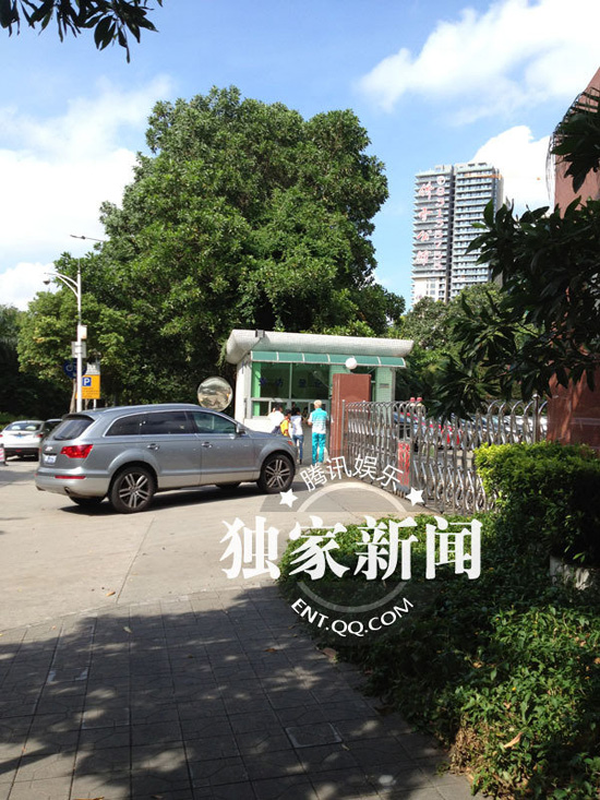今日上午9點20分左右，陳百祥現(xiàn)身深圳市公安局經(jīng)濟(jì)犯罪偵查局