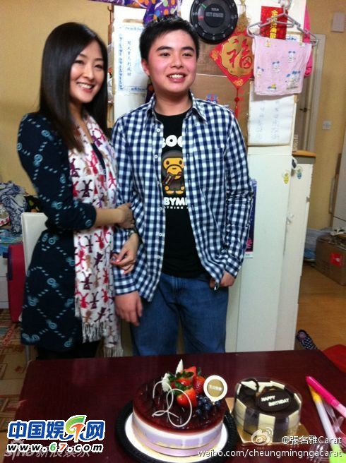 有人爆料指張名雅做過(guò)四次整形手術(shù)，還提供了一張疑似張名雅的舊照(左圖)