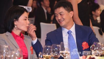 李亞鵬為王菲擦嘴，畫面有愛