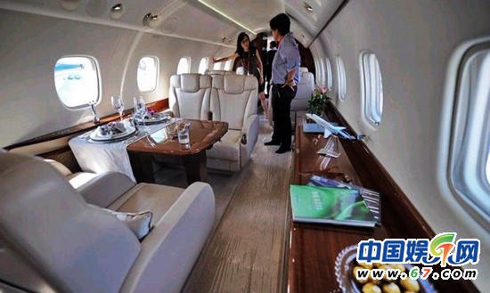 成龍開(kāi)私人飛機(jī)赴演唱會(huì) 漂亮空姐親自選出