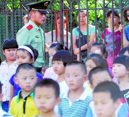 青島小學(xué)新生軍訓(xùn):不動就達標 站10分鐘就休息