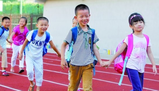 青島小學(xué)新生軍訓(xùn):不動就達標 站10分鐘就休息
